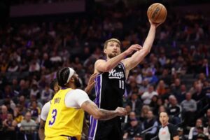 Los Angeles Lakers Suffer Fifth Consecutive Defeat to Sacramento Kings: Analysis and Player Performance Breakdown